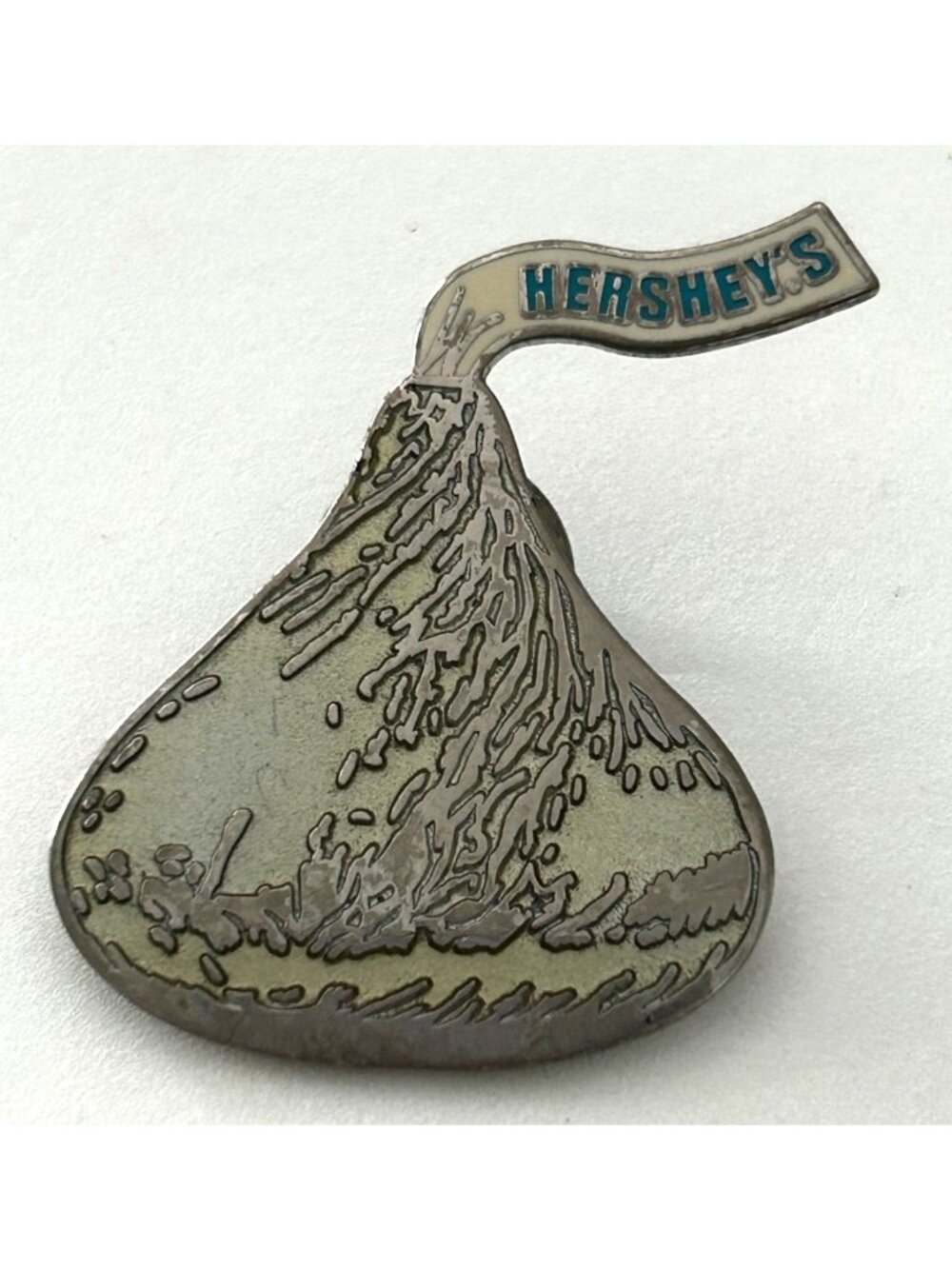 Hersheys Park Kiss Pin Badge Official HFC 2009 Lapel Pin Chocolate Memorabilia
